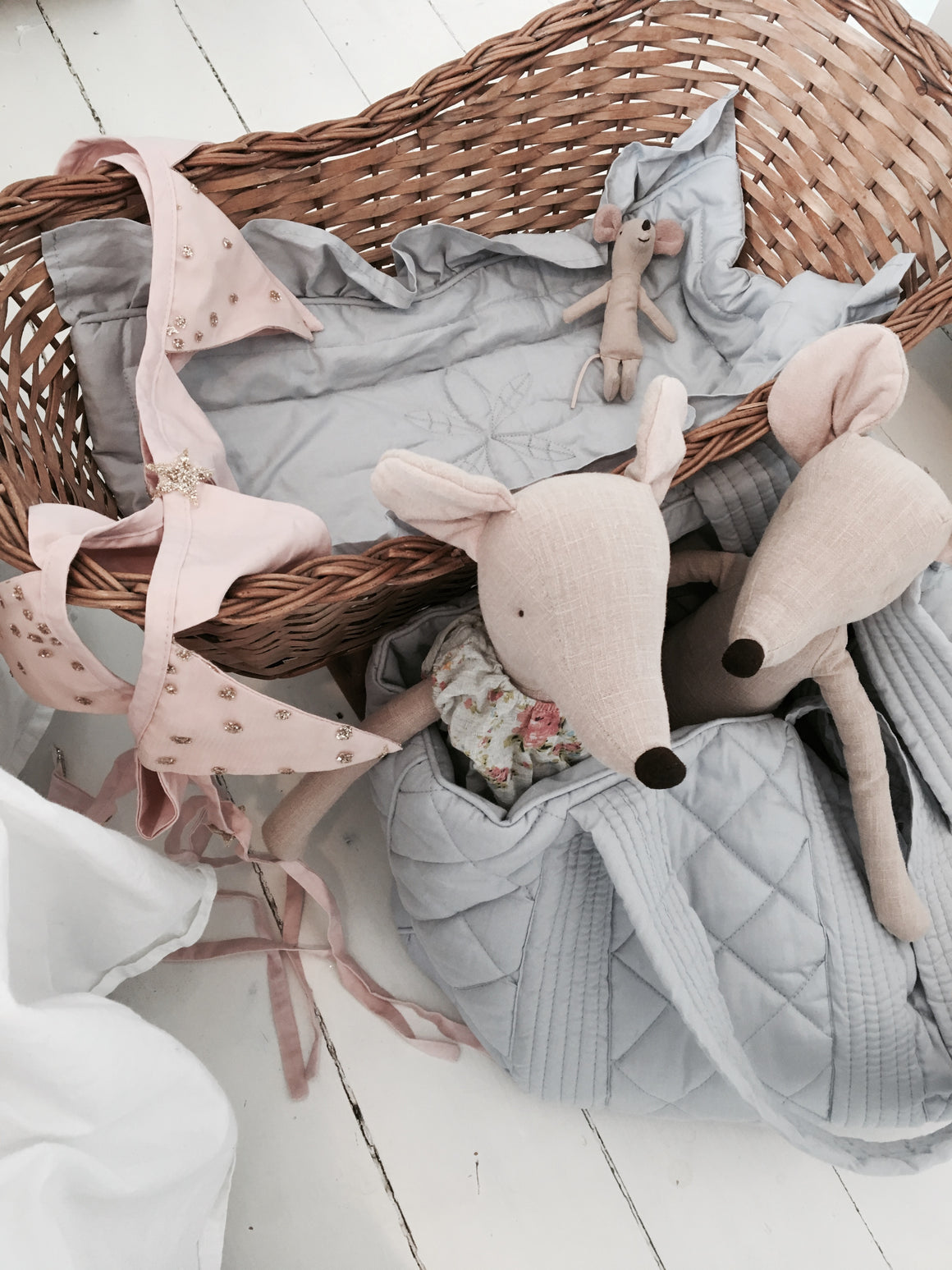 Bonne mere nursing bag for all mothers needs in colour dove