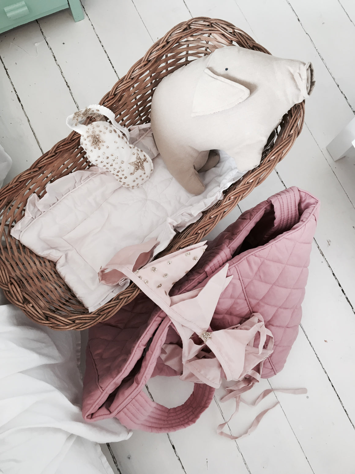 Bonne mere nursing bag for all mothers needs in colour rose