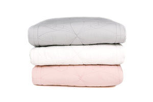 Off white cot quilt and pillow set
